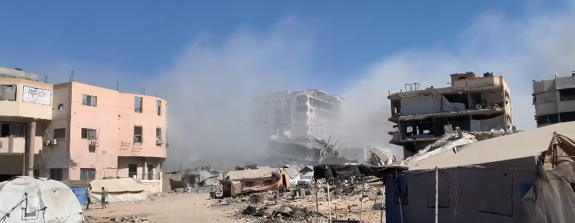 De la fumée s'élève au-dessus des bâtiments de la ville de Gaza après une frappe aérienne israélienne, illustrant l'intensité du récent conflit.